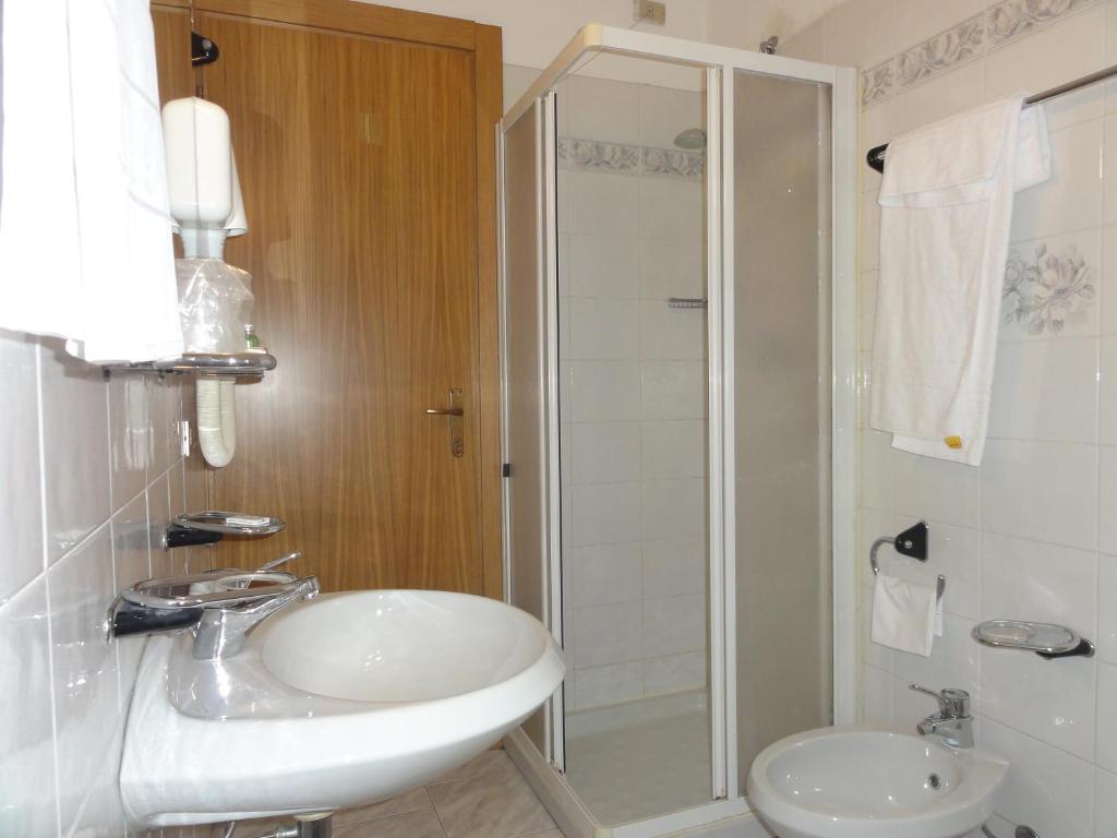 Albergo Ristorante Grigna Mandello del Lario Habitación foto